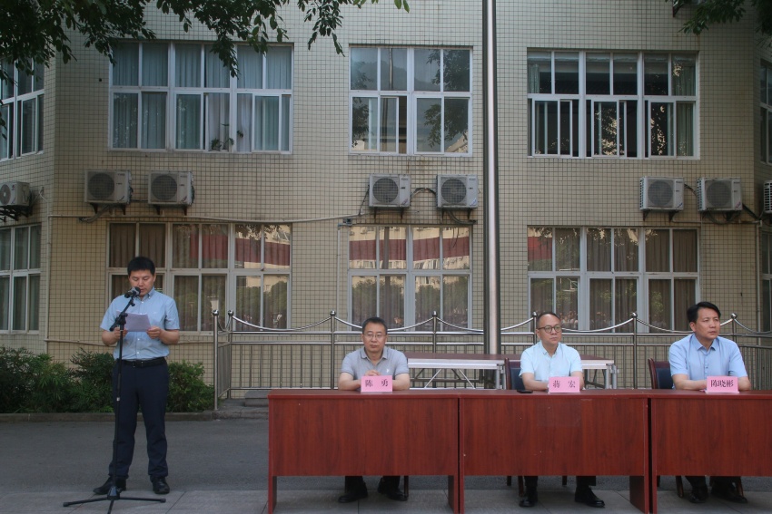 重慶市礦業(yè)工程學(xué)校組織發(fā)放獎(jiǎng)助學(xué)金